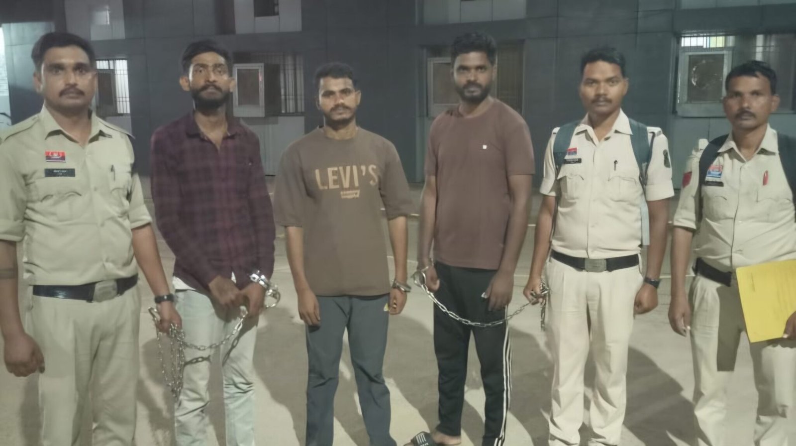शिक्षक से वसूली मामला: दीपक यादव समेत तीन पर कार्रवाई, दो सहयोगी पहुंचे जेल