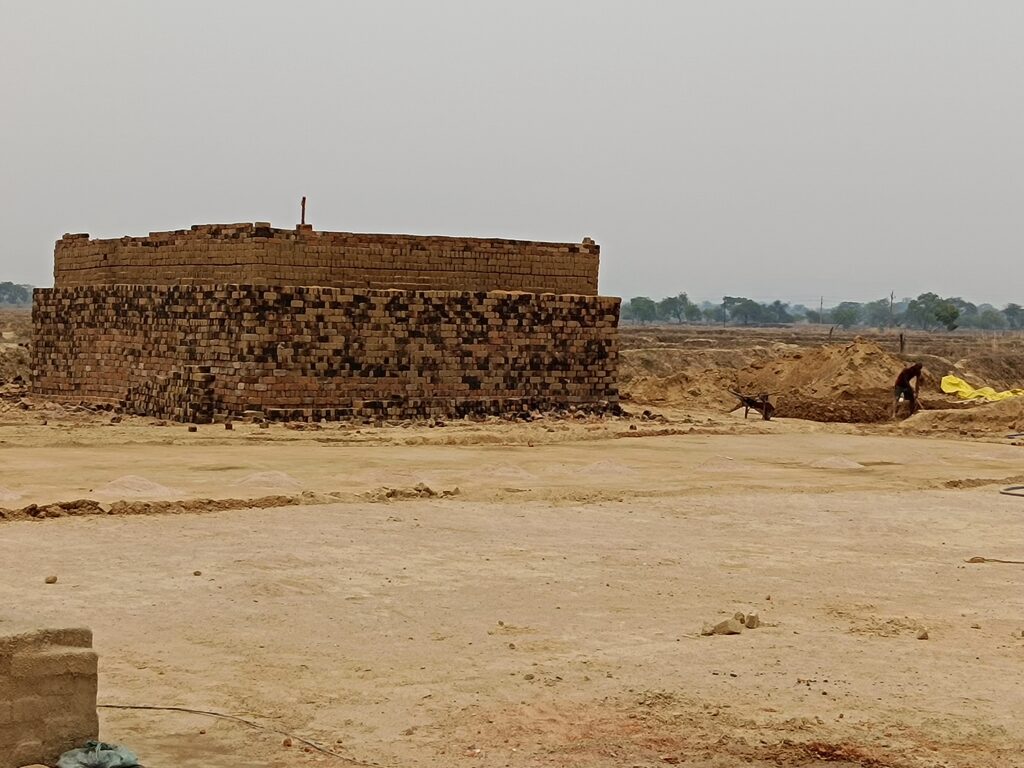 नवागढ़ धाराशिव में अवैध ईंट भट्ठों का संचालन व अवैध ईंट निर्माण चरम पर, प्रशासन की चुप्पी में फल फूल रहा अवैध ईंटों का कारोबार 1 1000009329