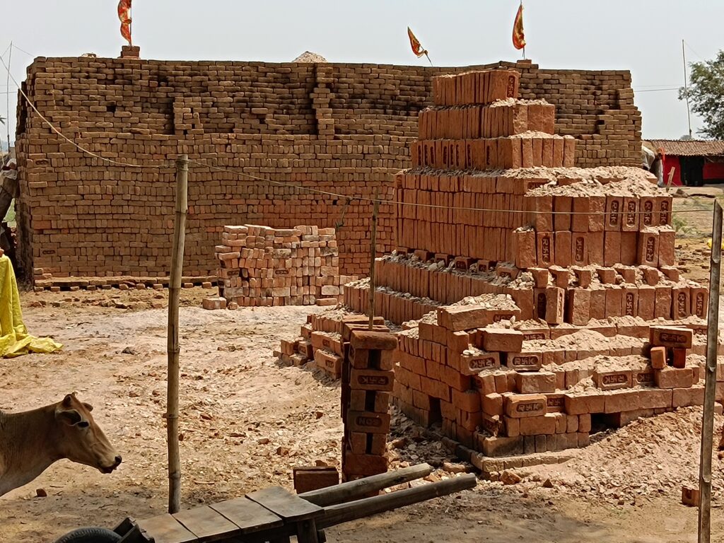 नवागढ़ धाराशिव में अवैध ईंट भट्ठों का संचालन व अवैध ईंट निर्माण चरम पर, प्रशासन की चुप्पी में फल फूल रहा अवैध ईंटों का कारोबार 1 1000015395
