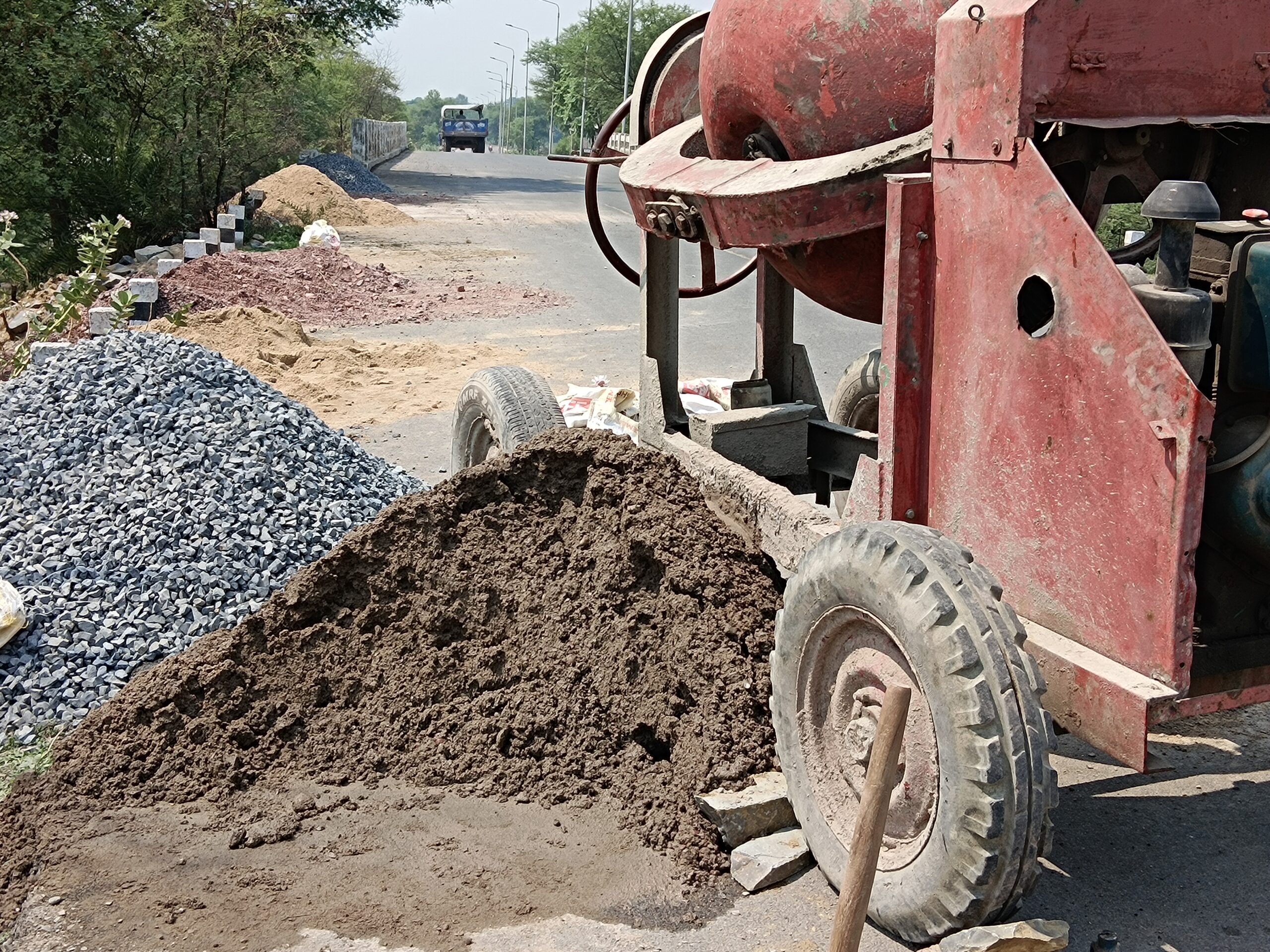 पचोरी, चोरिया मोड़ पर बिना अनुमति अवैध राखड़…
